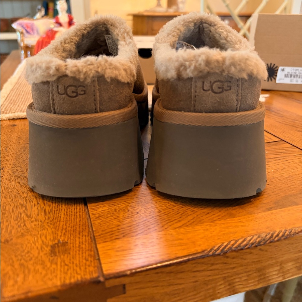 UGG WOMENS NEW HEIGHTS COZY CLOG HICKORY SIZE 6 EXCELLENT CONDITION WORN 1 TIME. - Picture 5 of 10